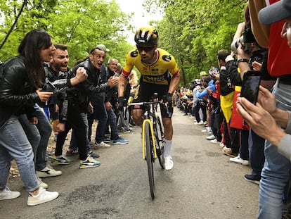 Roglic, al ataque en la cuesta de los Capuchinos de Fossombrone.