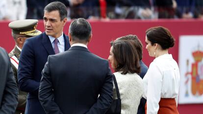 Pedro Sánchez e Isabel Díaz Ayuso durante el Día de las Fuerzas Armadas. En vídeo, la presidenta de la Comunidad de Madrid e Ignacio Aguado piden a Sánchez que no minen sus libertades. 