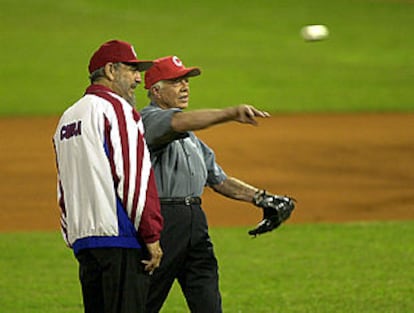 El ex presidente de EE UU Jimmy Carter (derecha) y Fidel Castro antes de jugar un partido de béisbol en La Habana.