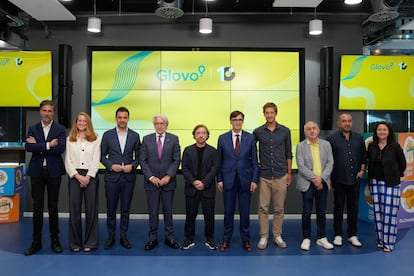 El president' Salvador Illa (cuarto por la derecha), entre los dos fundadores de Glovo, Sacha Michaud y Oscar Pierre, este lunes en la sede de la compañía.