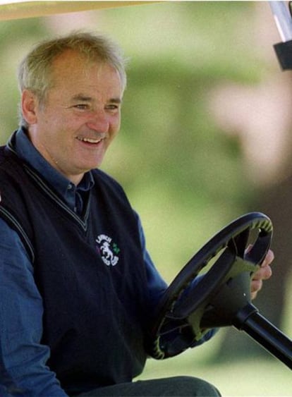 El actor estadounidense Bill Murray conduce un carrito de golf durante el Masters de Escandinavia en octubre de 1999