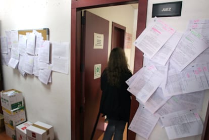 En los juzgados 31 y 32 de Madrid, especializados en hipotecas, los edictos de subastas de pisos ya no caben en el tablón de anuncios y hay que ponerlos en puertas y paredes.