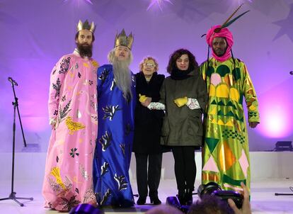 Manuela Carmena, posa junto a Celia Mayer (entonces delegada de Cultura) y los Reyes Magos durante la primera Cabalgata navideña que se celebró en Madrid durante su mandato, el 5 de enero de 2016. La vestimenta de los reyes generó críticas entre los conservadores que, usando la tradición como ariete, cargaron de manera iracunda contra los trajes de sus Majestades. Fue entonces cuando la actual diputada en el Congreso por Barcelona del PP, Cayetana Álvarez de Toledo, lanzó este melodramático tuit: "No te lo perdonaré jamás, Manuela Carmena. Jamás". El mensaje se hizo viral y generó multitud de memes.