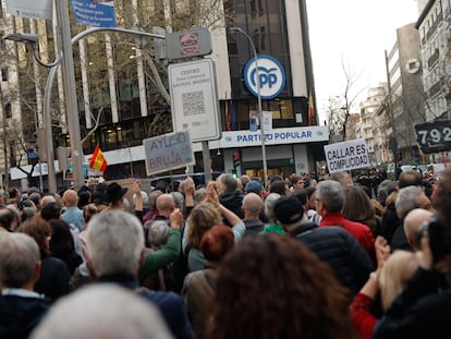 Manifestación organizada por la asociación La Plaza contra la presidenta de la Comunidad de Madrid, Isabel Díaz Ayuso, en la sede del Partido Popular en Madrid, este miércoles.