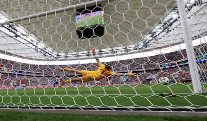 El balón entra en la portería de Pickford tras un gran tiro de Hjulmand este jueves durante el partido entre Dinamarca e Inglaterra en Frankfurt.