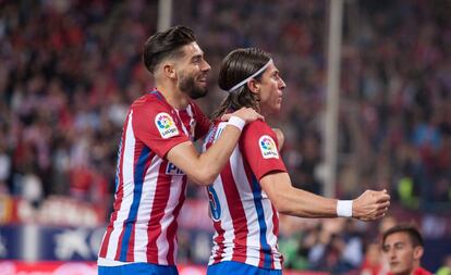 Filipe Luis y Carrasco celebran el gol del brasileño.