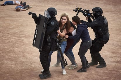 Las fuerzas policiales francesas participan en un ejercicio simulado como parte de las medidas de seguridad para el próximo Campeonato de fútbol de la Euro 2016, en Lyon.