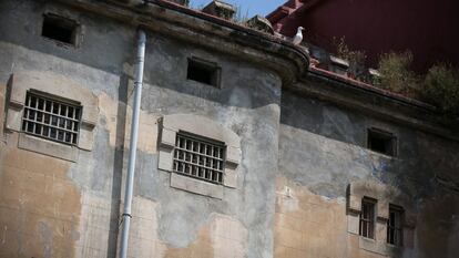 Una gaviota descansa en el tejado del antiguo El Centro Penitenciario de Hombres de Barcelona, conocido como la Modelo, en desuso desde 2017.