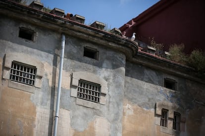 08/05/17 Una gaviota descansa en el tejado de la carcel, debajo, ventanas de tres celdas vistas desde un patio.
Cierre del del Centro Penitenciario de la Modelo tras 113 anos de historia. Barcelona, 8 de junio de 2017 [ALBERT GARCIA].