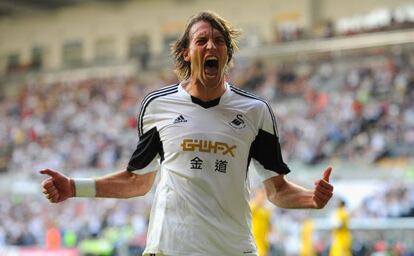 Michu celebra un gol con el Swansea.