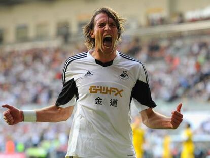 Michu celebra un gol con el Swansea.