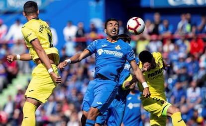 Ángel lucha por un balón con la defensa del Villarreal.