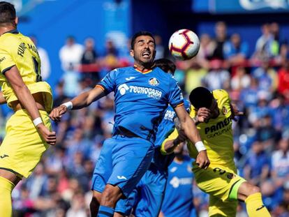 Ángel lucha por un balón con la defensa del Villarreal.