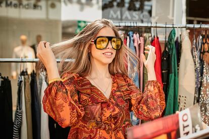 Una lectora de S Moda, en la 'masterclass' celebrada por la revista en San Sebastián de los Reyes The Style Outlets, probando una de las grandes tendencias de la temporada, las gafas maxi de Gucci de Sunglass Hut.