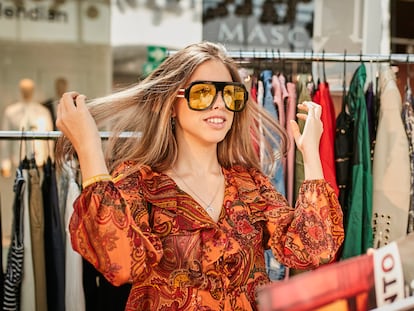 Una lectora de S Moda, en la 'masterclass' celebrada por la revista en San Sebastián de los Reyes The Style Outlets, probando una de las grandes tendencias de la temporada, las gafas maxi de Gucci de Sunglass Hut.