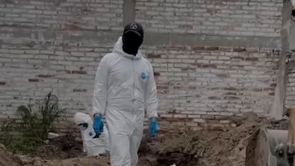 Personal forense trabaja en la casa donde fueron encontrados 32 cuerpos en Silao, Guanajuato.