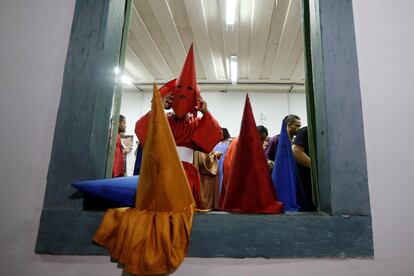 Un grupo de penitentes se prepara para participar en la procesión de las antorchas, en Goias Velho, al oeste de Brasilia (Brasil), el 17 de abril de 2019.