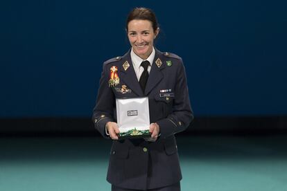 La pilota del Ejército del Aire Rosa María García muestra su medalla en el Teatro de la Maestranza.