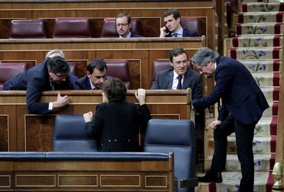 Soraya Sáenz de Santamaría conversa con varios diputados del PP en el Congreso.