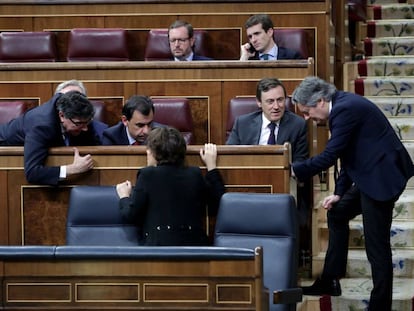 Soraya Sáenz de Santamaría conversa con varios diputados del PP en el Congreso.