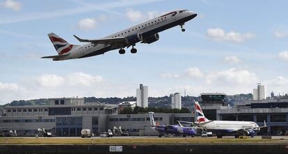 Un avión despega del London City Airport.