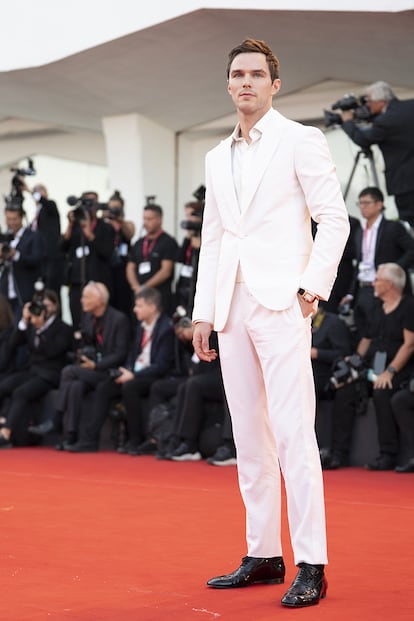 Nicholas Hoult, en cambio, lo apostó todo al blanco vestido de Giorgio Armani.