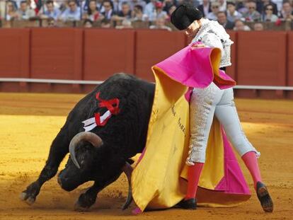 El diestro Jos&eacute; Garrido durante la faena de su primer toro, ayer en La Maestranza de Sevilla. 