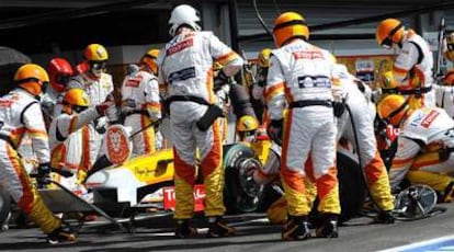 Mecánicos de Renault, en un repostaje de Alonso en el pasado GP de Bélgica.