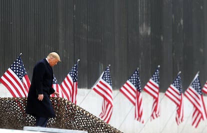 El presidente Donald Trump baja las escaleras antes de un discurso cerca de una sección del muro fronterizo entre Estados Unidos y México, el martes 12 de enero de 2021, en Alamo, Texas.