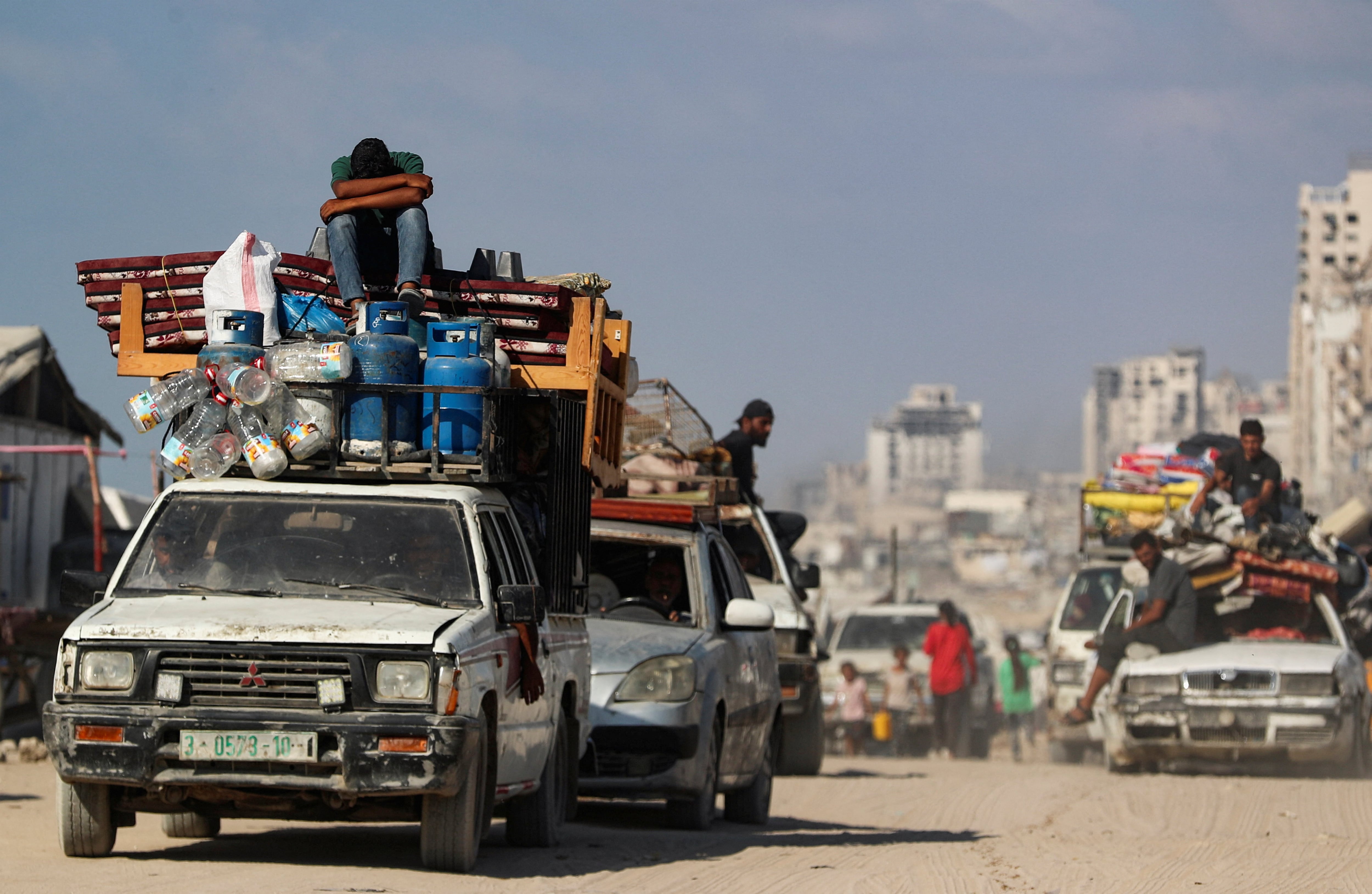 Cientos de desplazados palestinos salen de la Ciudad de Gaza.
