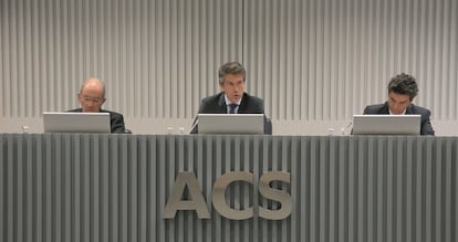 El consejero delegado de ACS, Juan Santamaría, entre el director general Corporativo, Ángel García Altozano, y el director Financiero, Emilio Grande.