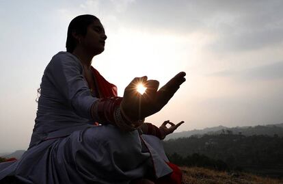 Una mujer practica yoga en Jalot (India).