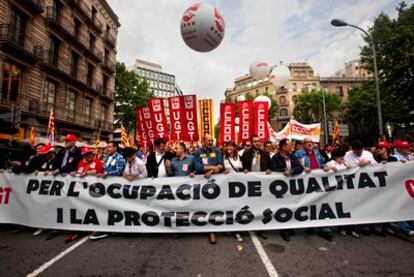Cerca de 50.000 personas, según los sindicatos, y 7.000 según cálculos de la Guardia Urbana, se han manifestado en las calles de Barcelona en la jornada del Primero de Mayo, en la que el Estatuto y las cifras del paro han tomado el protagonismo.