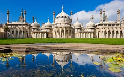 Fachada principal del Royal Pavilion, en Brighton, al sureste de Inglarerra.  