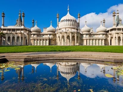 Fachada principal del Royal Pavilion, en Brighton, al sureste de Inglarerra.  