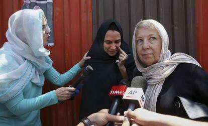 La madre (en primer término) y la mujer del reportero detenido, Jason Rezaian, atienden a la prensa, este lunes en Teherán.