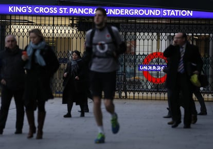 La huelga comenzó el martes por la noche y concluirá este jueves. En la imagen, un corredor pasa por la estación de metro de Kings Cross, cerrada debido a la huelga convocada por los trabajadores de metro.