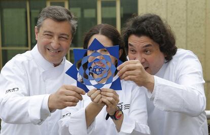 Joan Roca, Elena Arzak y Gascon Acurio posan con el Basque Culinary World Prize.