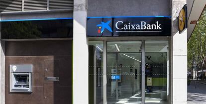 Oficina con el cambio de imagen de Bankia a Caixabank