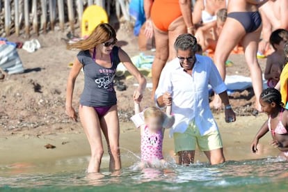 Nicolas Sarkozy, Carla Bruni y su hija Giulia Sarkozy en las vacaciones del año pasado en Cap Negre.