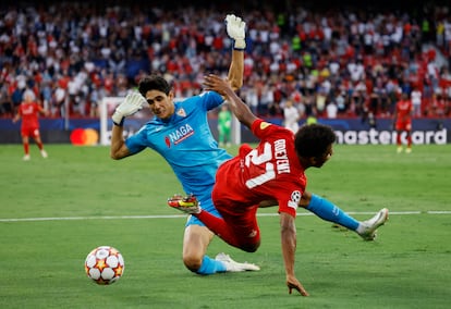 Bono hace sobre Adeyemi el tercer penalti del Sevilla en el duelo contra el Salzburgo.