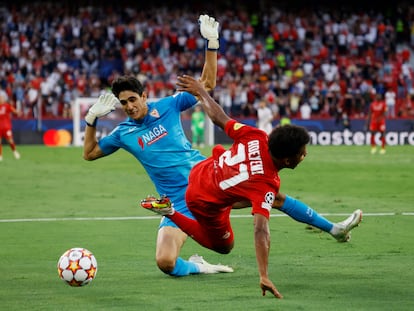 Bono hace sobre Adeyemi el tercer penalti del Sevilla en el duelo contra el Salzburgo.