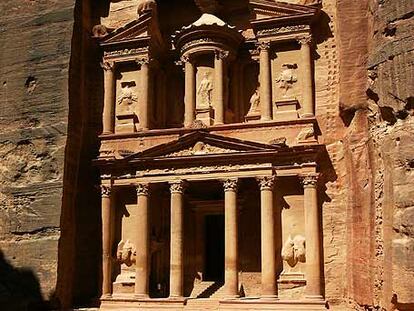 Fachada helenística del templo del Tesoro, la imagen por la que los turistas se enamoran de Petra.