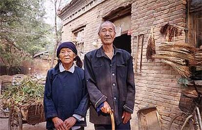 Campesinos de la provincia de Henan (China) cuyo hijo murió por la epidemia de sida.