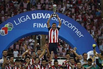 El capitán de las Chivas, Carlos Salcido, levanta el trofeo de campeón.
