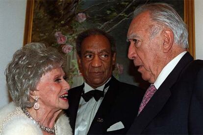 Ruth Warrick, izquierda, junto a Bill Cosby y Anthony Quinn, en un acto social en Nueva York en 2000.