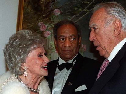 Ruth Warrick, izquierda, junto a Bill Cosby y Anthony Quinn, en un acto social en Nueva York en 2000.