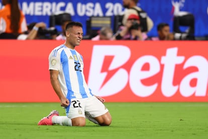 Lautaro Martínez celebra la victoria ante Colombia. 