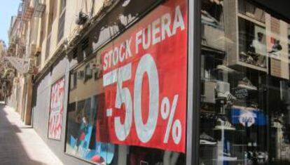 Escaparate de un comercio de Jáen con un cartel de rebajas.