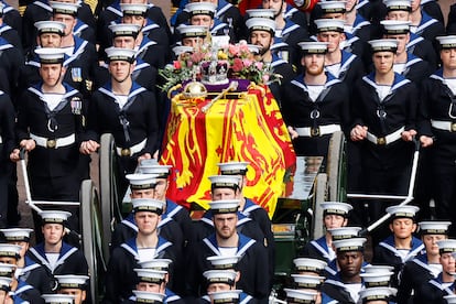 Miembros de la Royal Navy escoltan el féretro de Isabel II por las calles de Londres. 